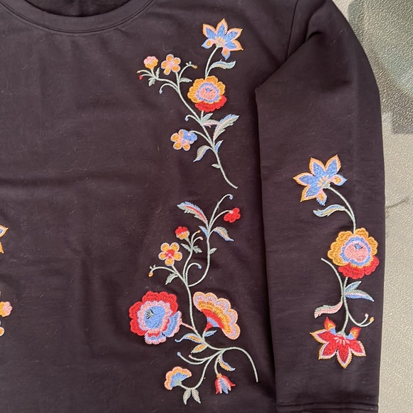 Women’s Floral Embroidered Tunic Style Sweatshirt - Picture 3 of 5